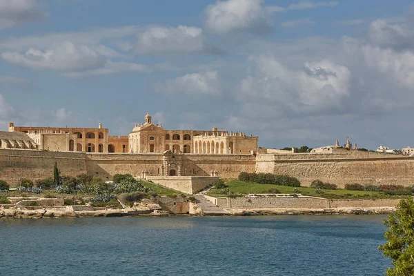 Antiguo hermoso palacio en La Valeta en Malta — Foto de Stock