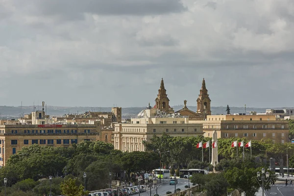 Traffic through downtown area of Valletta in Malta — Stock Photo, Image