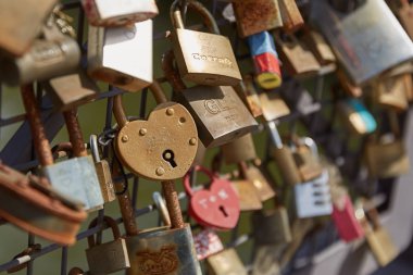 Aşk korkuluk Merkezi Helsinki Finlandiya köprüye bağlı lovelocks
