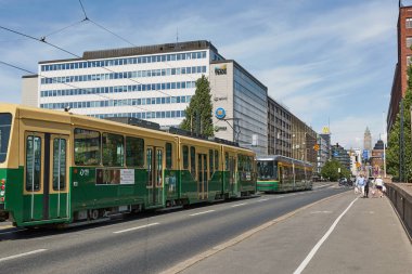 Şehir merkezindeki cadde ve Helsinki, Finlandiya için yeşil bir genel tramvay ile alanı