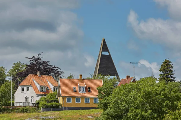 Vista da aldeia de Svaneke na Dinamarca e moderno wa de três patas — Fotografia de Stock