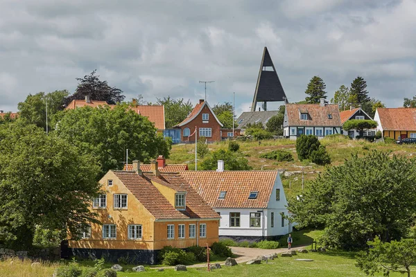 Vista da aldeia de Svaneke na Dinamarca e moderno wa de três patas — Fotografia de Stock