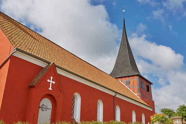 Uitzicht op de kerk van Svaneke op Bornholm in Denemarken — Stockfoto