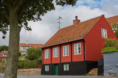 Danimarka 'nın Svaneke adasındaki Bornholm adasında geleneksel renkli yarı keresteli evler.