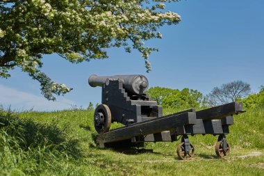 Fredericia, Danimarka 'da surlarda eski bronz top.