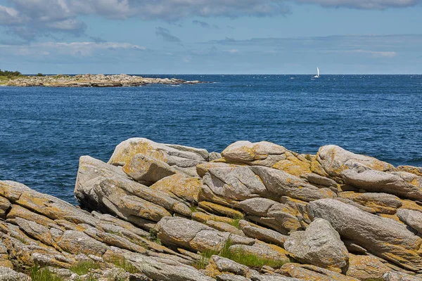 Linea costiera del Mar Baltico vicino al villaggio di Svaneke sull'isola di Bornholm — Foto Stock