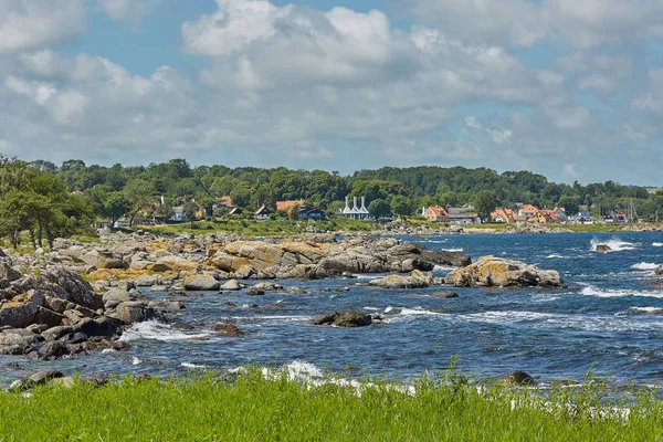 Línea costera del Mar Báltico cerca del pueblo de Svaneke en Isla Bornholm —  Fotos de Stock