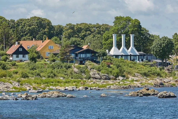 Dachy i kominy bardzo małych dymni, tak typowych w Danii — Zdjęcie stockowe