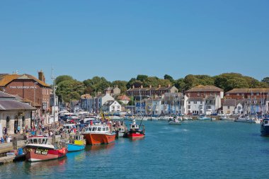 Güneşli bir günde Weymouth, Uk 'ta bir liman ve körfez manzarası