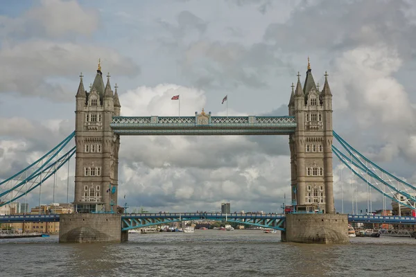 Tower Bridge en la ciudad de Londres . — Foto de Stock