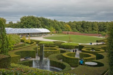 Alnwick Garden - Uk 'taki Northumberland County' de Alnwick Kalesi 'ne bitişik çağdaş bir zevk bahçesidir.
