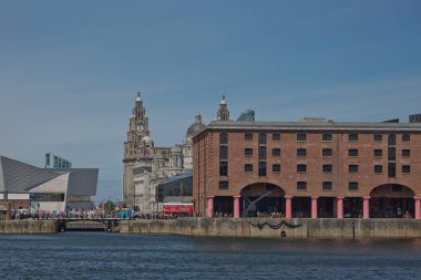 Liverpool, İngiltere 'deki Albert Dock manzarası. Albert Rıhtımı rıhtım ve depolardan oluşan bir kompleks. Dünyadaki ilk yanıcı olmayan depo sistemi..