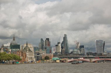 Uk 'taki Londra şehrinin Thames nehri kıyısındaki mimarisinin görüntüsü.