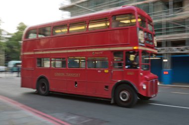 Uk 'ta Londra sokaklarında ikonik kırmızı çift katlı bulanık hareket.