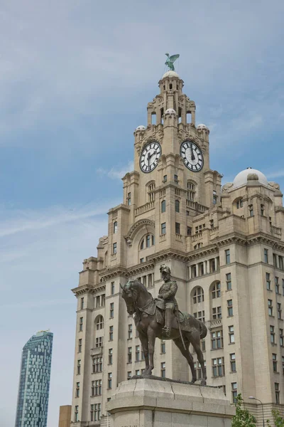 Liverpool 's Historic Liver Building and Clocktower, Liverpool, England — стоковое фото