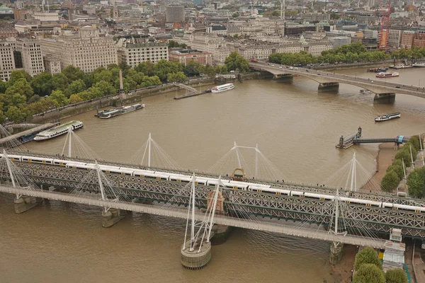 La vista de la ciudad desde la noria London Eye en la orilla sur del río Támesis también conocida como Rueda del Milenio . — Foto de Stock