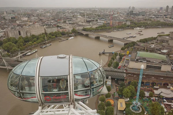 La vista de la ciudad desde la noria London Eye en la orilla sur del río Támesis también conocida como Rueda del Milenio . — Foto de Stock