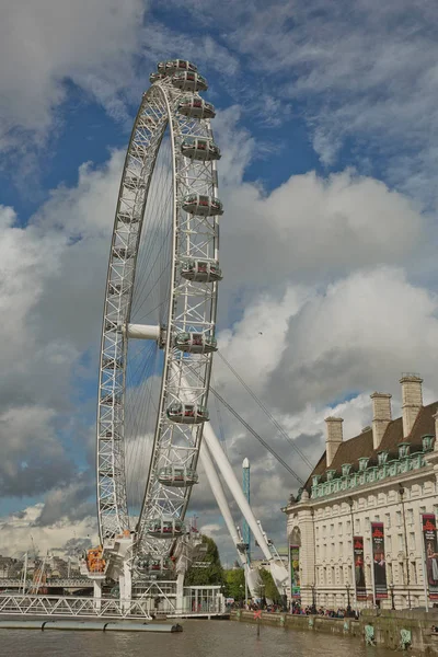 View of the London Eye wheel and South Bank of the River Thames — Stock Photo, Image