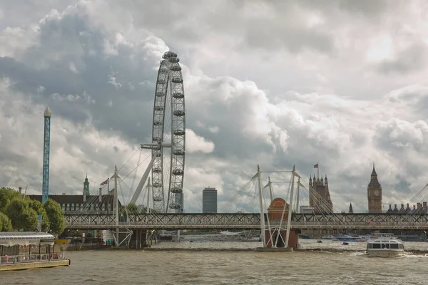 Vista de la rueda del ojo de Londres y la orilla sur del río Támesis — Foto de Stock