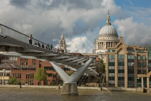 Catedral de St Pauls y el Puente del Milenio en Londres, Reino Unido — Foto de Stock