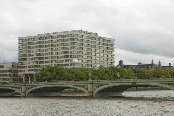 Hospital St Thomas situado a orillas del río Támesis, Westminster en Londres . — Foto de Stock