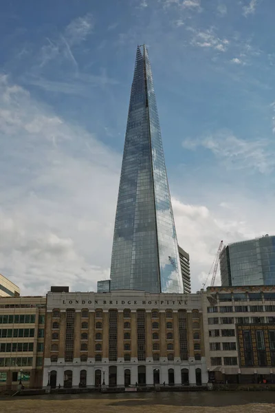 London Bridge Hospital y Renzo Piano nuevo rascacielos 'The Shard "en Londres — Foto de Stock