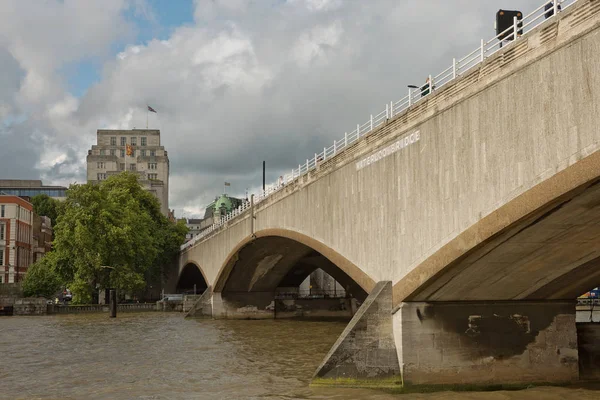 Puente Waterloo en Londres Reino Unido mostrando el cartel del puente Waterloo y tomado de un barco en el río Támesis . — Foto de Stock