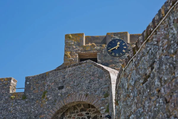 En klocka på väggarna i Castle Cornet i St Peter Port, Guernsey — Stockfoto
