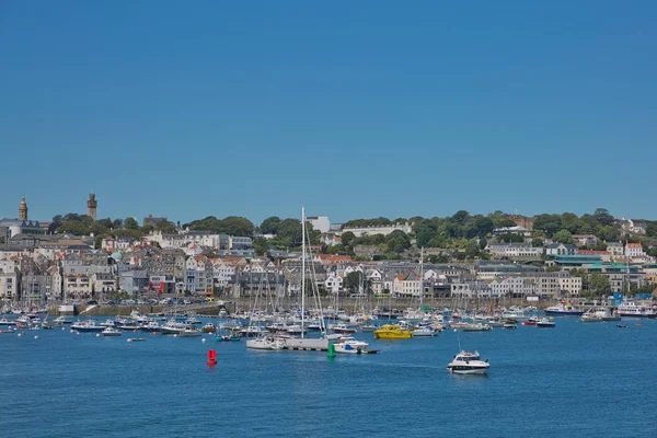 Szcenírozott kilátás egy öbölre St. Peter kikötőjében Guernsey, Csatorna-szigetek — Stock Fotó