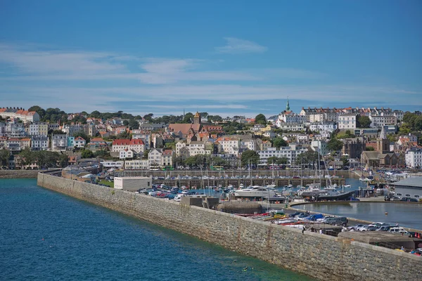 Guernsey, Channel Adaları 'ndaki St. Peter Limanı' ndaki bir körfezin manzarası