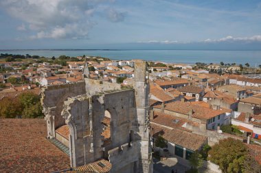 Saint Martin de Re 'nin Fransa' daki Saint-Martin Kilisesi 'nden havadan görünüşü.