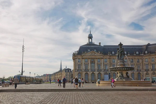 Stadtleben und Architektur in der Innenstadt von Bordeaux in Frankreich — Stockfoto