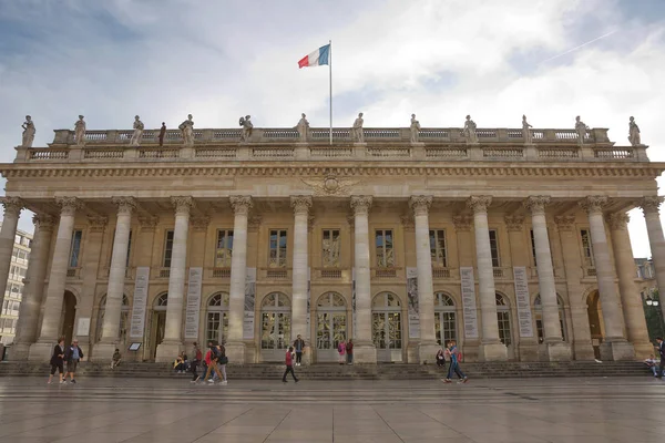 Menschen vor dem großen Theater von Bordeaux. Das Theater beherbergt die opera national de bordeaux und das ballet national de bordeaux. — Stockfoto