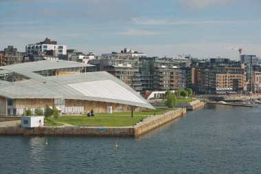 Norveç, Oslo 'daki Astrup Fearnley Modern Sanatlar Müzesi. Tjuvholmen Simge Kompleksi 'nin (2006-2012) bir parçası olarak inşa edildi ve Renzo Piyano Binası tarafından tasarlandı.