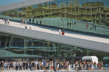 Oslo Opera Binası (Opera) Norveç Ulusal Opera ve Balesi 'nin evidir. Oslofjord 'un başında yer alan bina 12 Nisan 2008' de Norveç 'in Oslo kentinde açıldı..