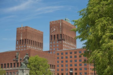 Norveç 'in Oslo kentindeki kırmızı tuğlalı belediye binasının (Radhuset) kuzey kısmının mimari parçaları. Belediye Binası Arnstein Arneberg ve Magnus Poulsson tarafından tasarlandı..