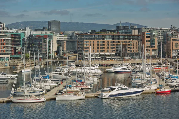 Hafen mit Yachten in der Innenstadt von Oslo in Norwegen — Stockfoto