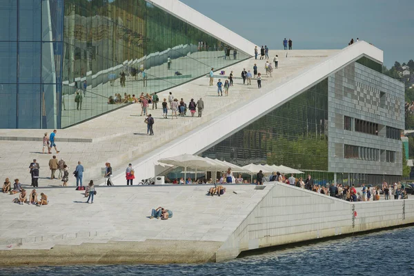 L'Opéra d'Oslo (Operahuset) abrite l'Opéra national norvégien et le Ballet. Le bâtiment est situé à la tête d'Oslofjord et a été ouvert le 12 avril 2008 à Oslo, Norvège . — Photo