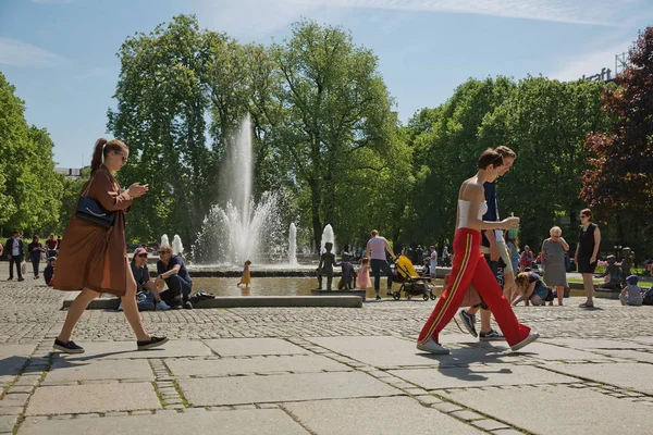 Az emberek élvezik napsütéses nyári nap parkban Oslo, Norvégia — Stock Fotó