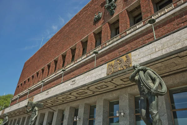 Arkitektoniska fragment av norra delen av det röda tegelhuset (Radhuset) i Oslo, Norge. Stadshuset ritat av Arnstein Arneberg och Magnus Poulsson. — Stockfoto