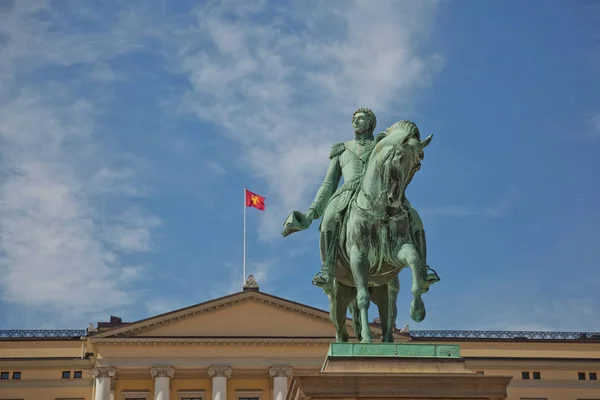 Královský palác a socha krále Karla Johana Xiv v Oslu, Norsko — Stock fotografie