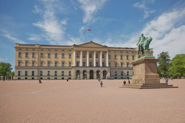 People visiting and enjoying the Royal Palace and statue of King Karl Johan XIV in Oslo, Norway. — Stock Photo, Image