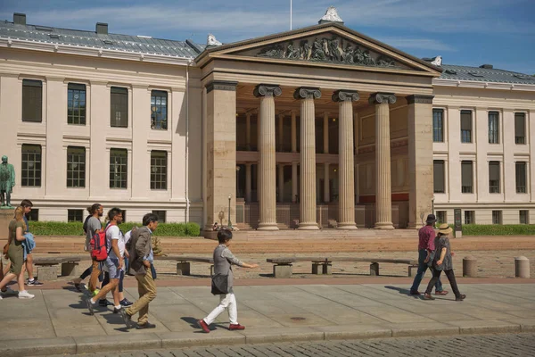 Persone che camminano davanti all'Università di Oslo in Norvegia. campus centrale, Facoltà di Giurisprudenza edificio su Karl Johans Gate Street . — Foto Stock