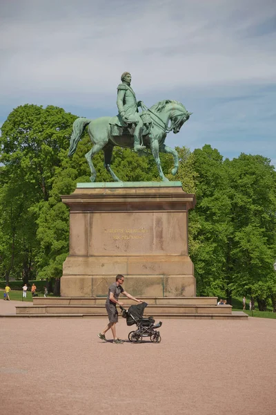 Personas que visitan y disfrutan del Palacio Real y la estatua del rey Karl Johan XIV en Oslo, Noruega . — Foto de Stock