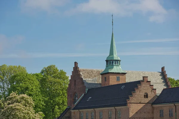 Akershus Fort of Akershus Kasteel van Oslo in Noorwegen is een middeleeuws kasteel dat werd gebouwd om een koninklijke residentie te beschermen en te bieden.. — Stockfoto