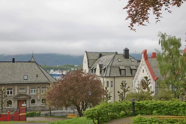 Architektura budov Jugendstil (nebo lépe známý jako secese) v Alesund Norsko — Stock fotografie