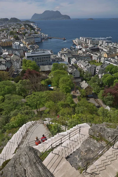 Menschen steigen die Treppe zur Fjellstua in alesund in Norwegen — Stockfoto