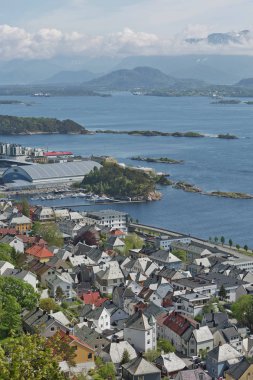Norveç 'in batı kıyısındaki Alesund liman kasabasının Geirangerfjord girişindeki kuş bakışı manzarası..