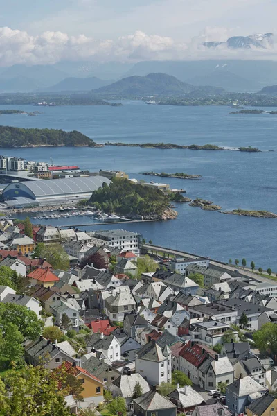 Die Vogelperspektive auf die Hafenstadt Alessund an der Westküste Norwegens, am Eingang zum Geirangerfjord. — Stockfoto