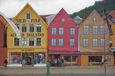 Bergen fiyort rıhtımında sıra sıra inşa edilmiş eski hansatik ahşap evler UNESCO Dünya Mirası sahasında ve turistler arasında çok popüler.